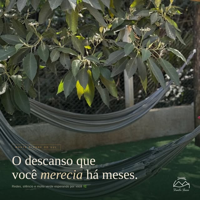 Redes em meio ao verde da Pousada Família Bueno
